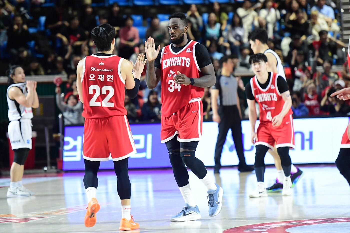 서울 SK 자밀 워니(34번)가 17일 열린 2025-26 프로농구 수원 KT와 홈 경기에서 개인 통산 6번째 트리플더블을 달성했다. (KBL 제공)