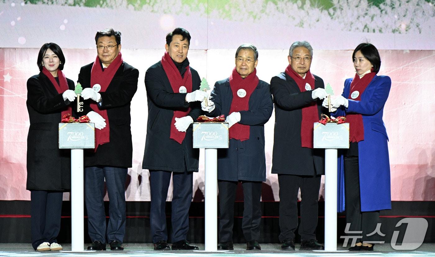 오세훈 서울시장이 17일 '서울광장 성탄트리 점등식'에서 버튼을 눌러 트리를 점등하고 있다.(서울시 제공)