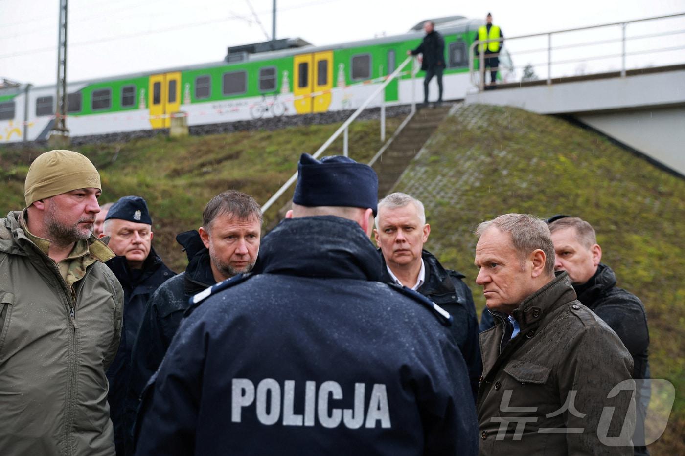 도날트 투스크 폴란드 총리&#40;오른쪽&#41;가 17일&#40;현지시간&#41; 폴란드 미카의 철도 폭파 현장을 점검하고 있다. 2025.11.17 ⓒ 로이터=뉴스1 ⓒ News1 강민경 기자