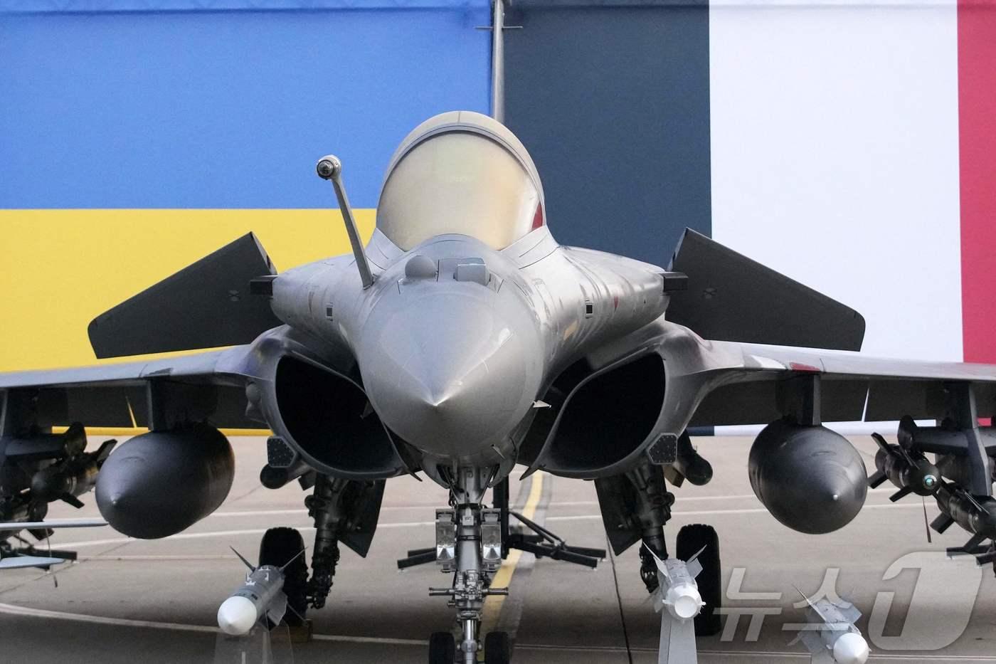 에마뉘엘 마크롱 프랑스 대통령과 볼로디미르 젤렌스키 우크라이나 대통령이 17일&#40;현지시간&#41; 프랑스 빌라쿠블레 공군기지에서 &#39;라파 전투기&#39; 구매 의향서에 서명했다. 사진은 라파 전투기의 모습. 2025.11.17./뉴스1 ⓒ AFP=뉴스1 ⓒ News1 이창규 기자