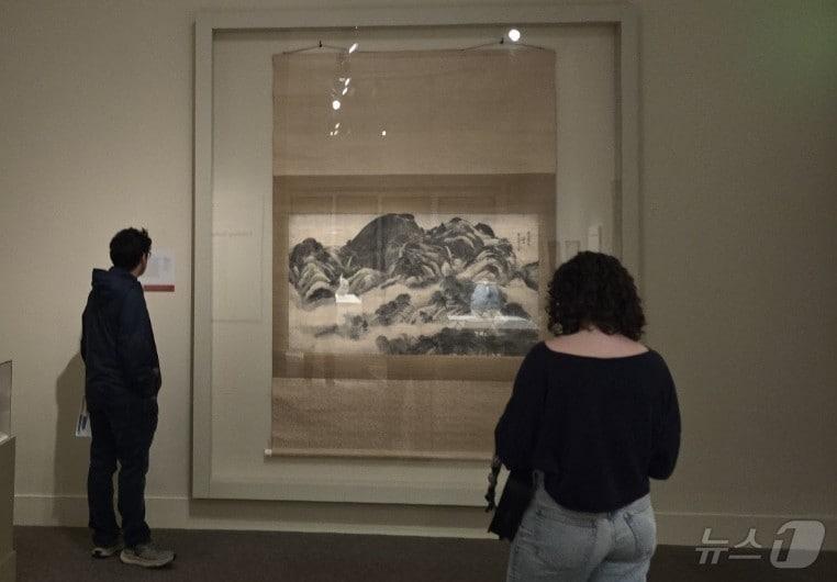 본문 이미지 - 지난 15일&#40;현지시간&#41; 미국 워싱턴DC 스미소니언 국립아시아미술관을 찾은 관람객들이 &#39;한국의 보물: 모으고, 아끼고, 나누다&#39; 특별전에 전시된 겸재 정선의 &#39;인왕제색도&#39;를 감상하고 있다. 2025.11.17. ⓒ News1 류정민 특파원