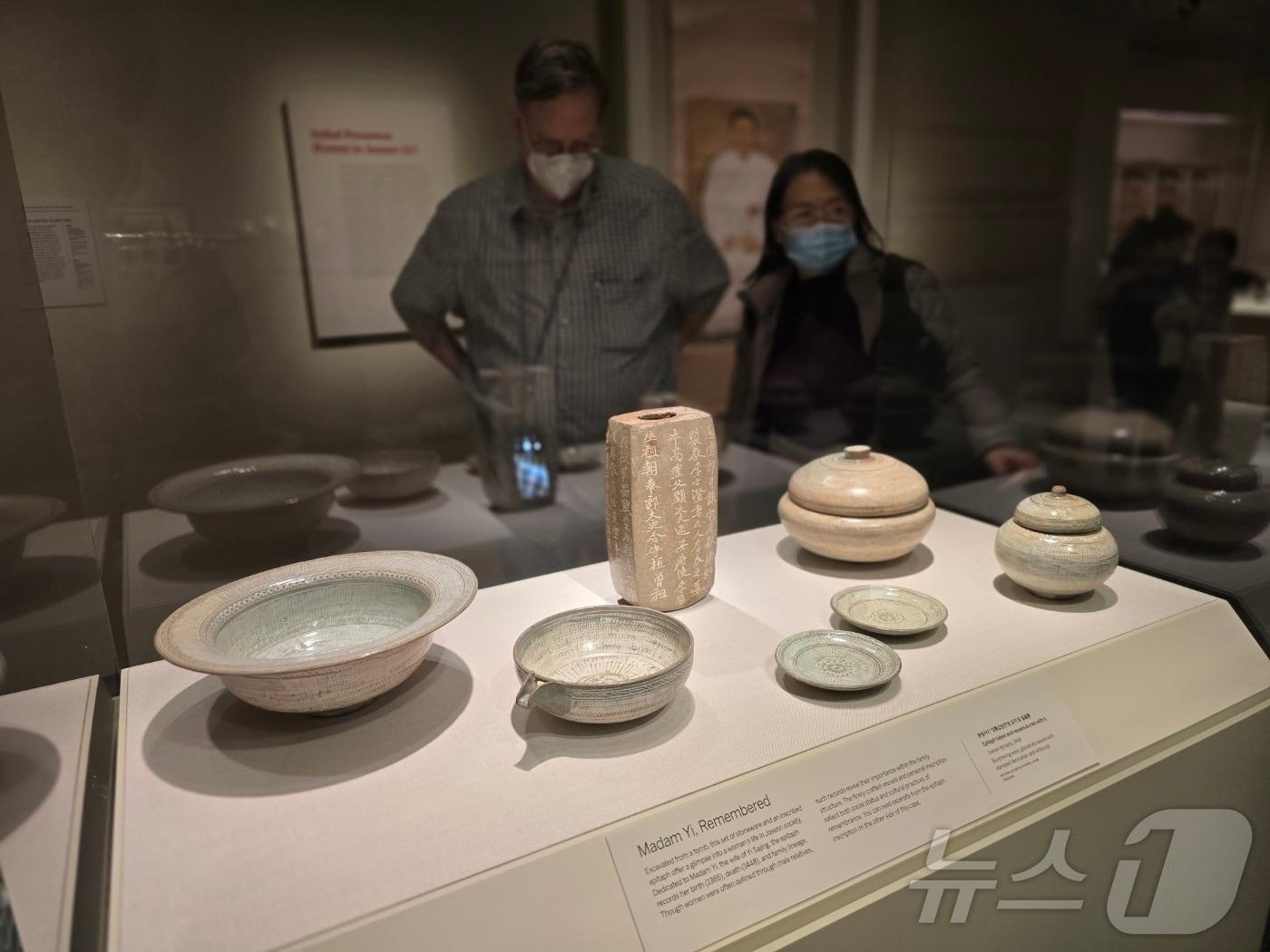 본문 이미지 - 15일(현지시간) 미국 워싱턴DC 스미스소니언 국립아시아미술관에서을 찾은 관람객들이 이건희 컬렉션 대표 작품을 모은 '한국의 보물: 모으고, 아끼고, 나누다 (Korean Treasures: Collected, Cherished, Shared) 특별전'에 전시된 작품을 감상하고 있다. 워싱턴DC 전시는 내년 2월 1일까지 열린다. 이번 전시에는 겸재 정선의 인왕졔색도 등 국가 지정 국보와 보물 20여 점을 포함해 총 200여 점의 작품을 선보인다. 2025.11.17. ⓒ News1 류정민 특파원