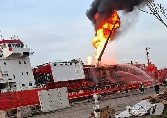 본문 이미지 - 우크라이나 남동부 이즈마일항에 정박 중이던 튀르키예 액화석유가스&#40;LPG&#41; 운반선이 17일&#40;현지시간&#41; 공격을 당해 불길이 치솟고 있다. &#40;출처=엑스&#41; 2025.11.18./뉴스1