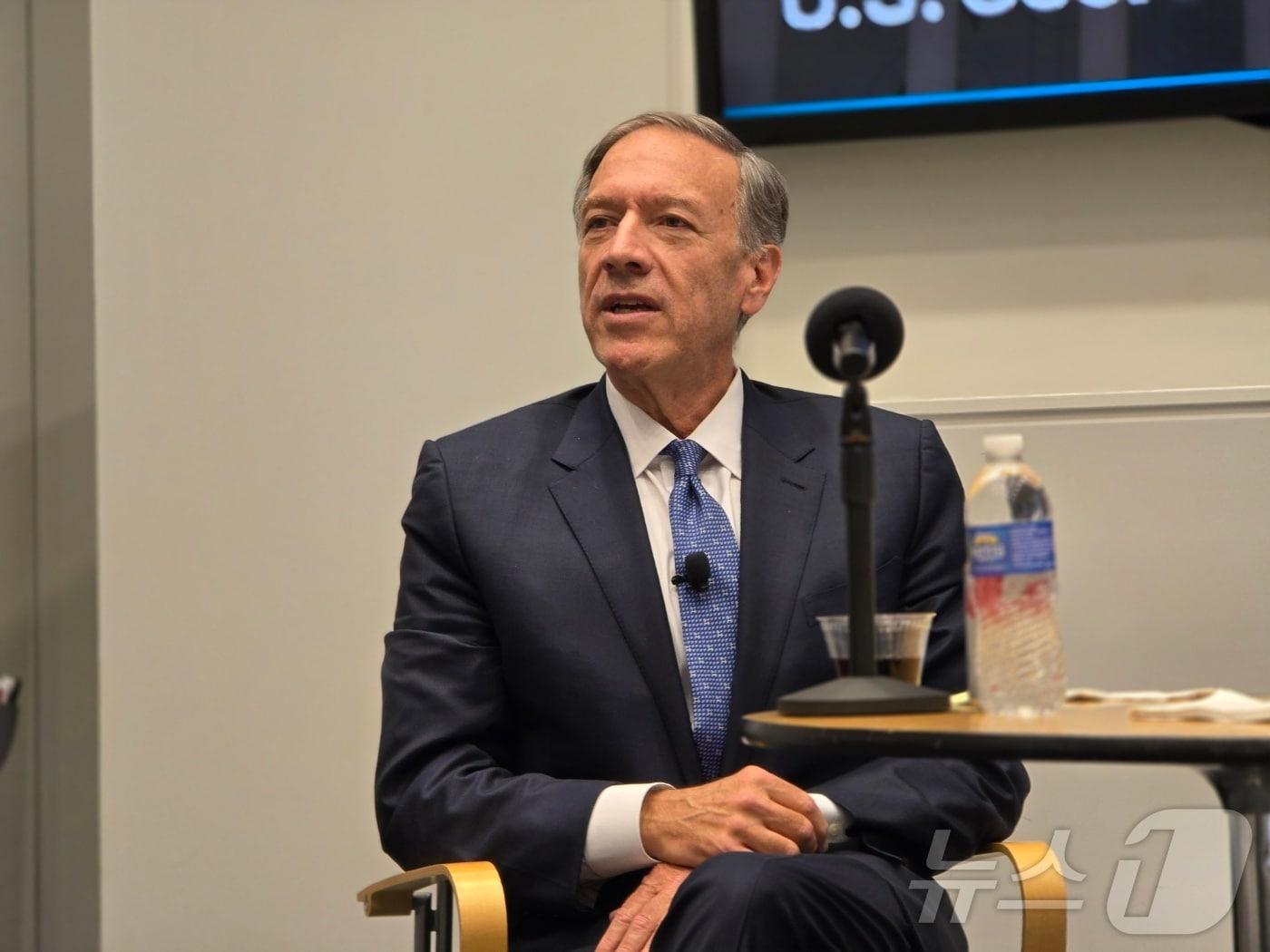 본문 이미지 - 마이크 폼페이오&#40;Mike Pompeo&#41; 전 미국 국무부 장관이 17일&#40;현지시간&#41; 워싱턴DC 인근 버지니아주 페어팩스 카운티 소재 발로파크&#40;Valo Park&#41; 콘퍼런스룸에서 열린 법무법인 대륙아주 초청 간담회에서 발언하고 있다. 폼페이오 전 장관은 핵추진 잠수함을 포함한 조선분야를 비롯해 방위산업 분야에서 한미 간 협력이 &#34;한국 기업들에게는 엄청난 기회가 될 것＂이라고 말했다. 2025.11.17. ⓒ News1 류정민 특파원