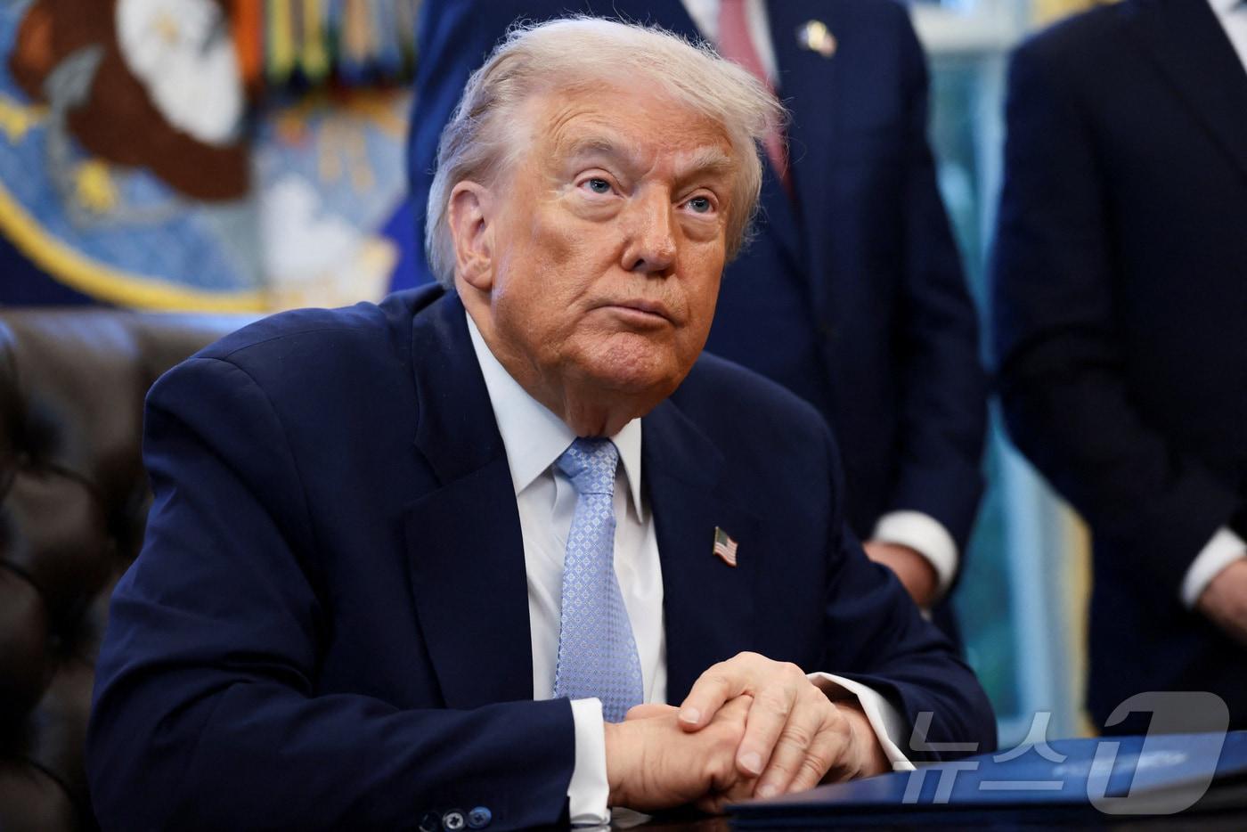 도널드 트럼프 미국 대통령이 17일&#40;현지시간&#41; 백악관 집무실에서 백악관 태스크포스와 회의하고 있다. 2025.11.17./뉴스1 ⓒ 로이터=뉴스1 ⓒ News1 이창규 기자