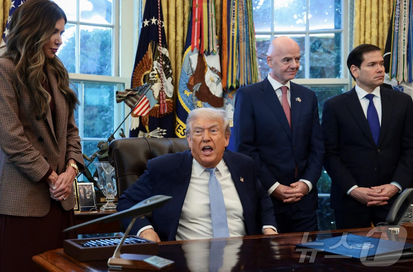 도널드 트럼프 미국 대통령이 17일&#40;현지시간&#41; 백악관 집무실에서 지아니 인판티노 국제축구연맹&#40;FIFA&#41; 회장, 마코 루비오 국무장관 등과 함께 기자들을 만나고 있다. ⓒ 로이터=뉴스1 ⓒ News1 이창규 기자