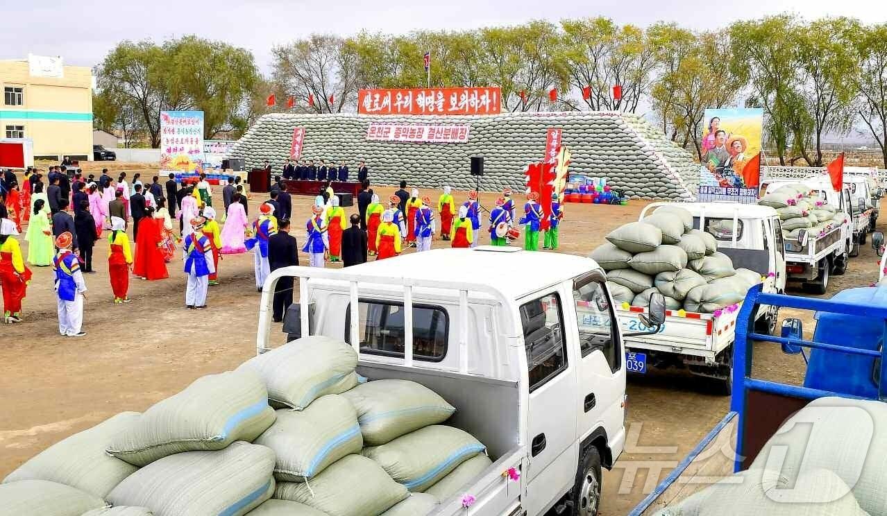 본문 이미지 - &#40;평양 노동신문=뉴스1&#41; = 북한 노동당 기관지 노동신문은 18일 &#34;각지 농촌들에서 올해 알곡생산 계획을 넘쳐 수행한 자랑 안고 결산 분배를 연일 진행하고 있다＂고 보도했다. [국내에서만 사용가능. 재배포 금지. DB 금지. For Use Only in the Republic of Korea. Redistribution Prohibited] rodongphoto@news1.kr