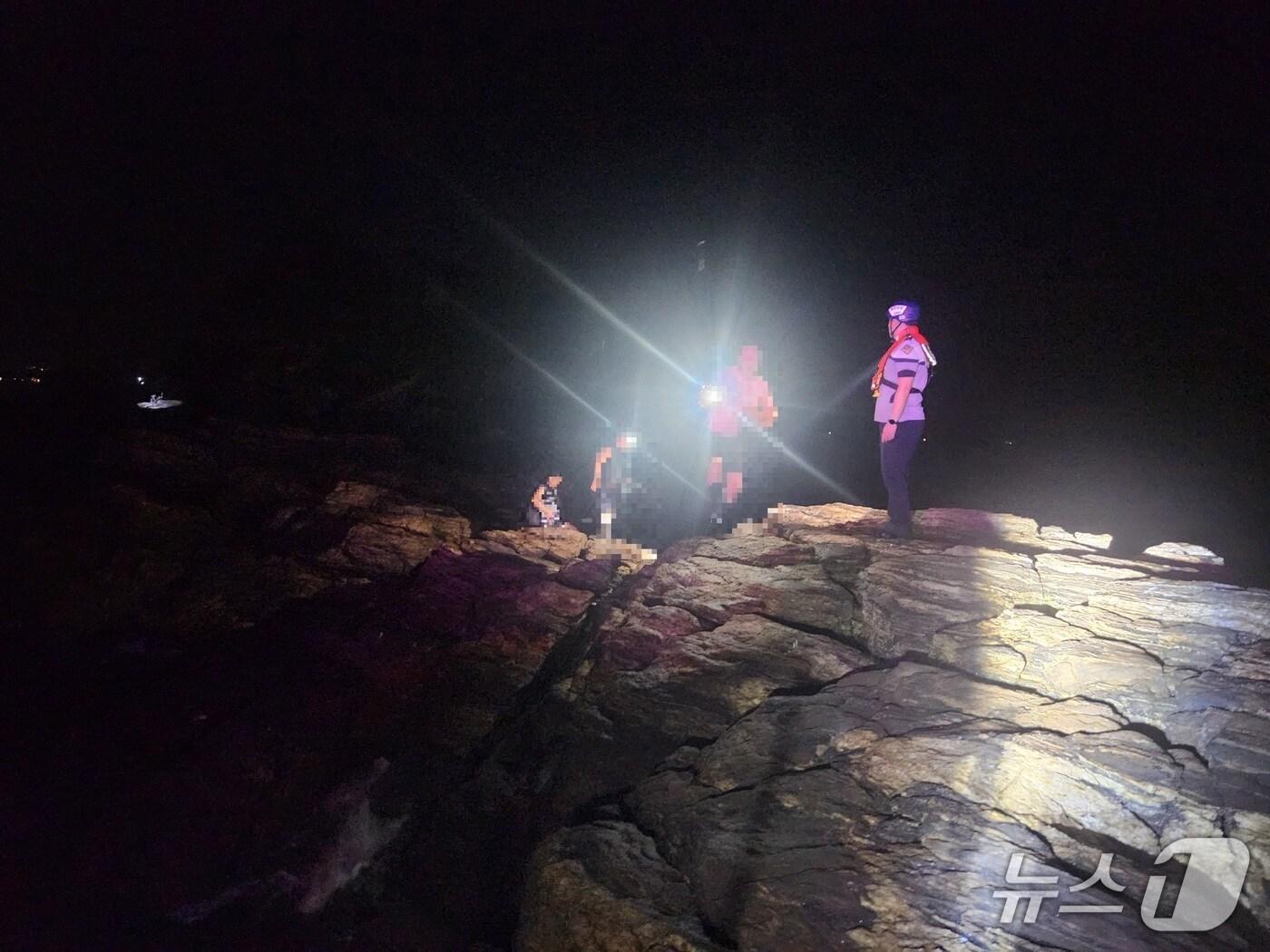 본문 이미지 - 해경이 민어도 갯바위 고립자를 구조하고 있다. &#40;태안해경 제공, 재판매 및 DB금지&#41; / 뉴스1 