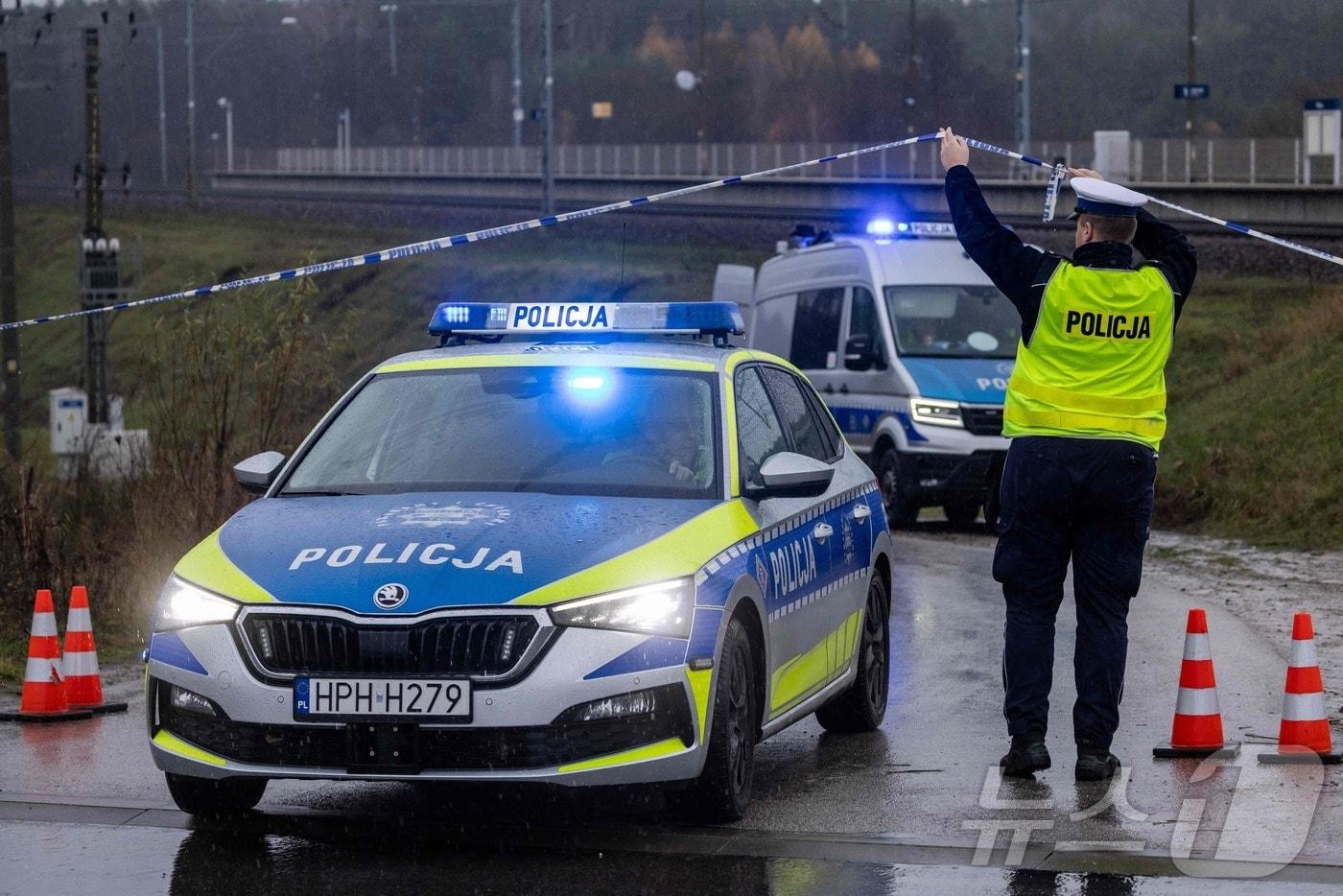 17일&#40;현지시간&#41; 폴란드 중부 가르볼린 인근 미카의 철도 노선에서 폭발 사고로 손상된 철도 근처에 경찰차들이 서 있다. 2025.11.17. ⓒ AFP=뉴스1 ⓒ News1 이정환 기자