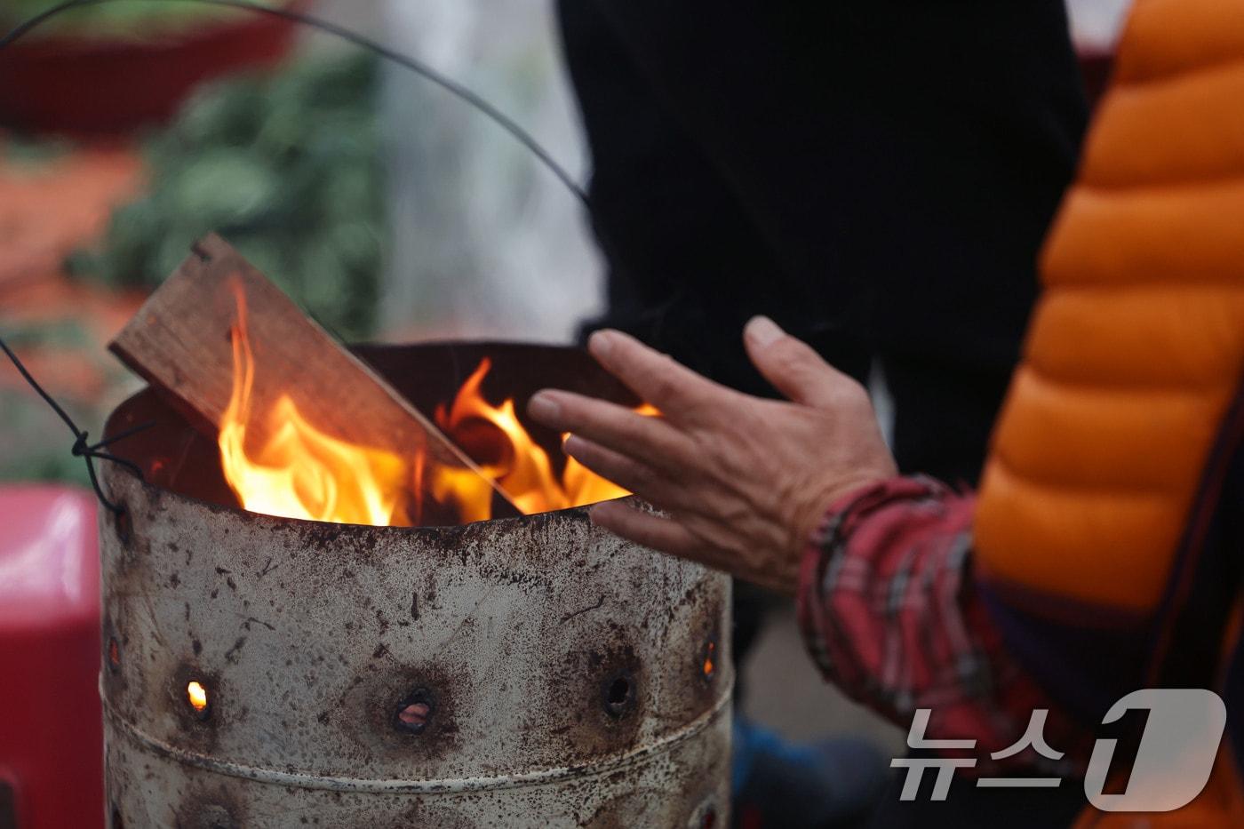 불 쬐는 상인  2025.11.18/뉴스1 ⓒ News1 박지현 기자
