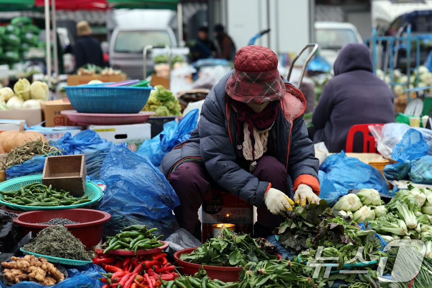 광주 무등산 아침최저기온이 -3.3도를 기록한 18일 오전 광주 동구 남광주시장 상인들이 추위를 피하기 위해 불을 쬐고 있다. 2025.11.18/뉴스1 ⓒ News1 박지현 기자