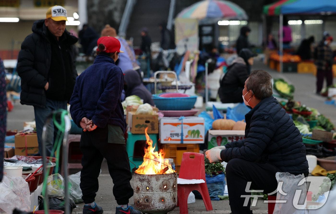 광주 무등산 아침최저기온이 -3.3도를 기록한 18일 오전 광주 동구 남광주시장 상인들이 추위를 피하기 위해 불을 쬐고 있다. 2025.11.18/뉴스1 ⓒ News1 박지현 기자