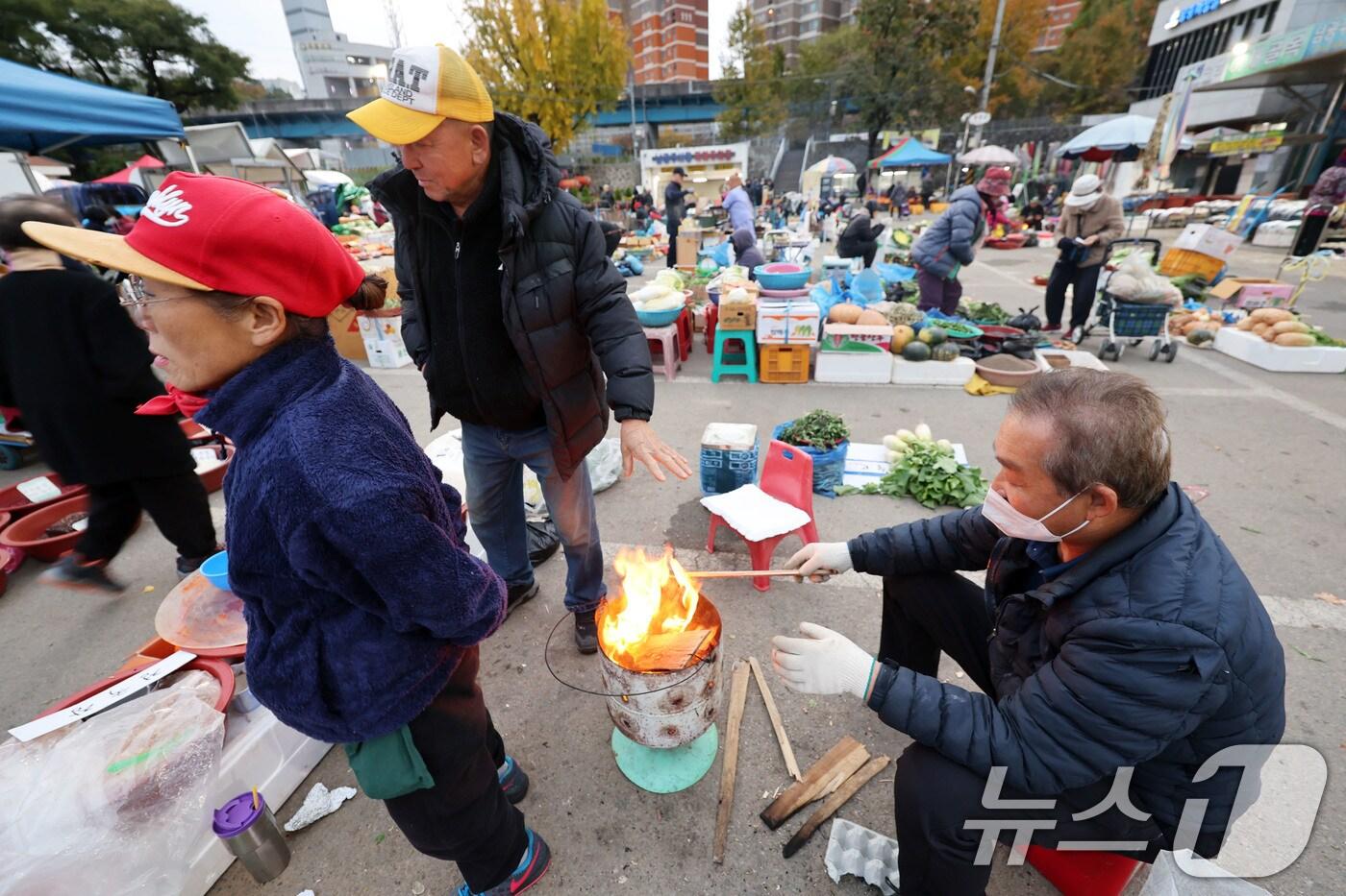 광주 무등산 아침최저기온이 -3.3도를 기록한 18일 오전 광주 동구 남광주시장 상인들이 추위를 피하기 위해 불을 쬐고 있다. 2025.11.18/뉴스1 ⓒ News1 박지현 기자