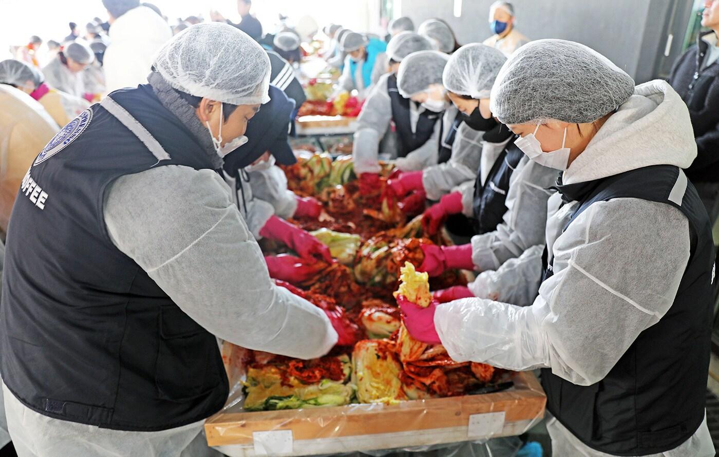 지난 17일 서울시 용산구 한남공영주차장 김장봉사 장소에서 이디야커피 가맹점주들과 본사 임직원들이 김장을 하고 있다.(이디야커피 제공)