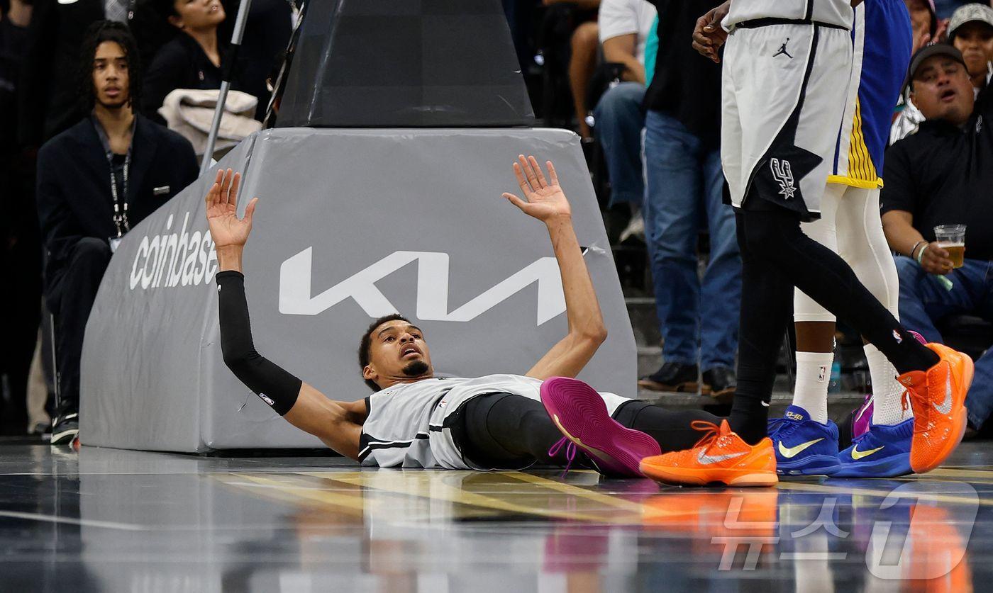 코트에 쓰러져있는 웸반야마. ⓒ AFP=뉴스1