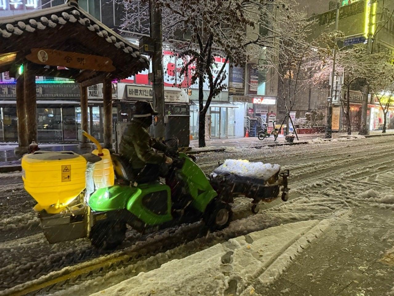 본문 이미지 - 도로 제설&#40;종로구 제공&#41;