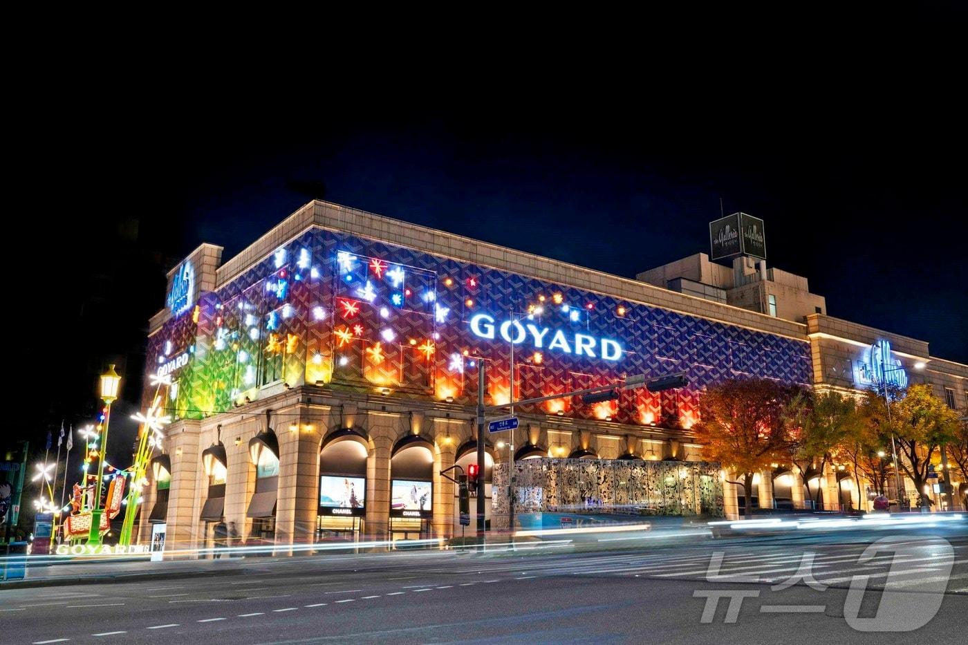 갤러리아백화점이 프랑스 럭셔리 브랜드 ‘고야드(GOYARD)’와 함께 2025년 크리스마스 장식을 서울 명품관 이스트 광장과 외관에 선보인다고 18일 밝혔다. (한화갤러리아 제공. 재판매 및 DB 금지) 2025.11.18/뉴스1