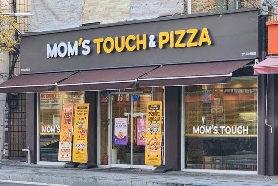 본문 이미지 - 맘스터치 목동점 매장 외관&#40;맘스터치 제공&#41;