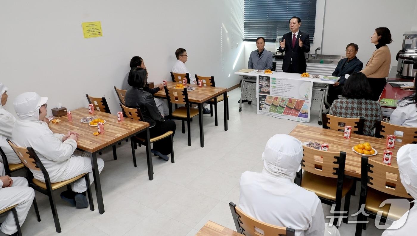 충북 괴산군이 기업인과 소통하기 위해 산업단지와 지역 주요기업을 방문해 소통 간담회를 열고 있다.&#40;괴산군 제공, 재판매 및 DB금지&#41;/뉴스1