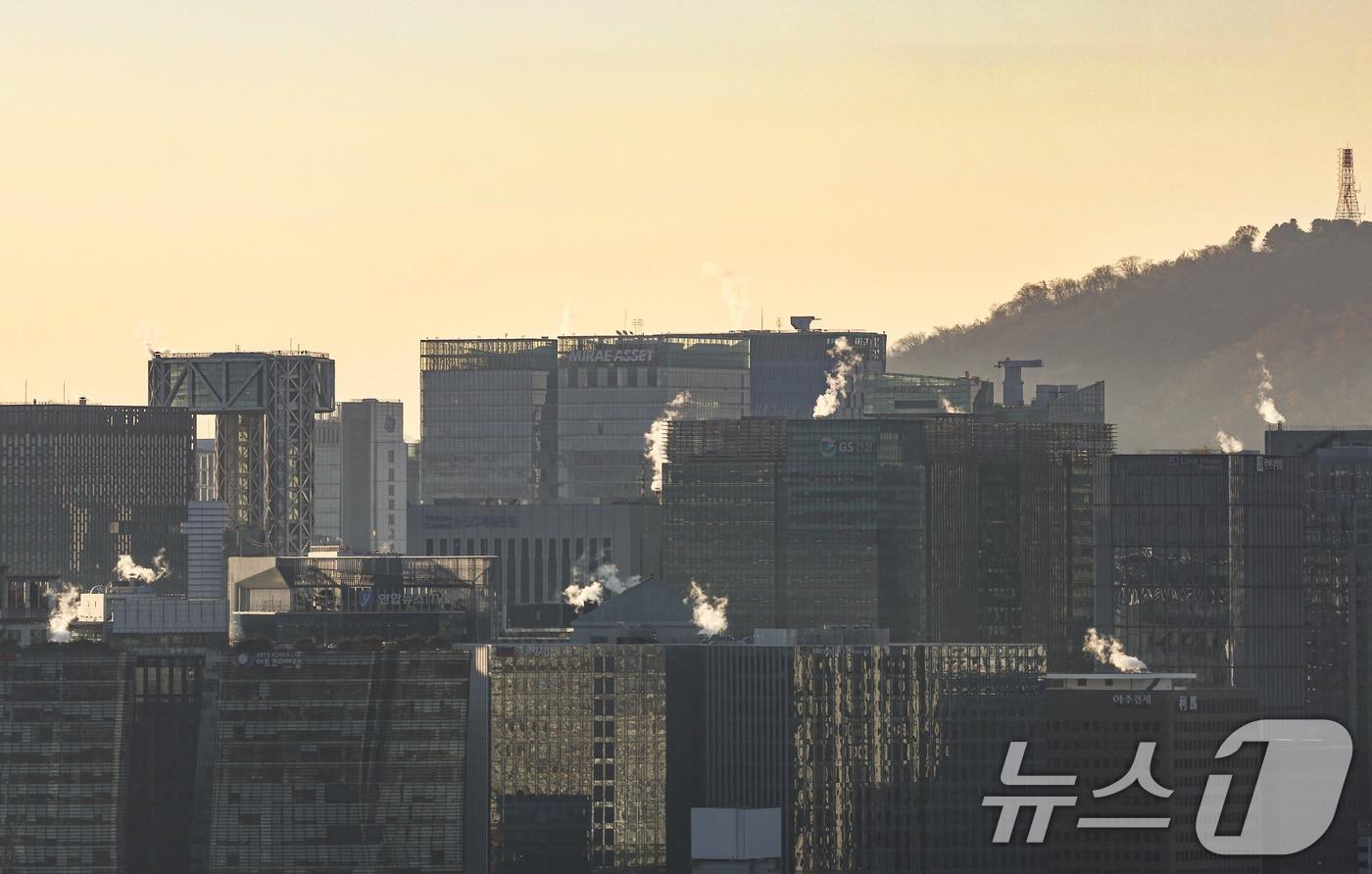 서울 도심의 빌딩에 난방을 가동하며 발생한 수증기가 피어오르고 있다. ⓒ News1 이호윤 기자