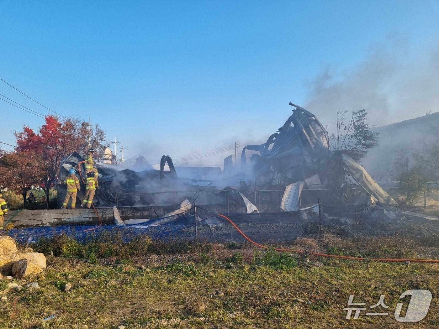 본문 이미지 - 18일 부산 강서구 비닐공장에서 불이 나 소방당국이 진화하고 있는 모습(소방 제공. 재판매 및 DB금지)