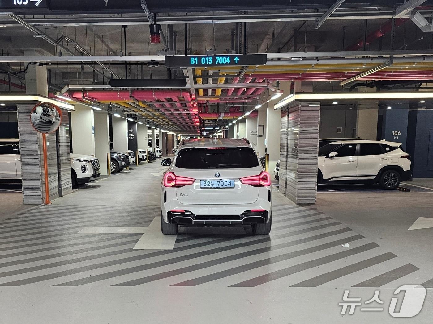 본문 이미지 - 주차장 천장에 부착된 래미안 AI 주차장 경로 안내판에 차량 번호와 방향이 표시되고 있다. &#40;삼성물산 제공&#41; 뉴스1 ⓒ News1