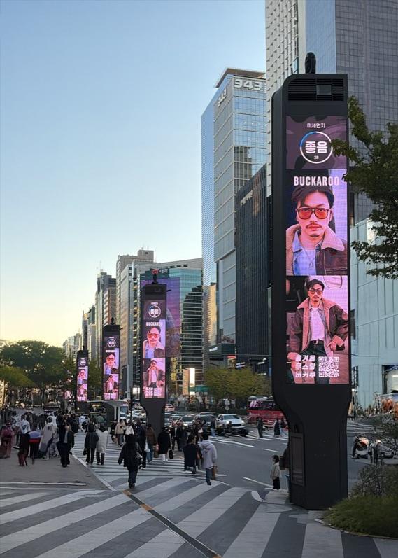 본문 이미지 - 버커루&#40;BUCKAROO&#41;는 2025 겨울 시즌을 맞아 무스탕 컬렉션을 선보이며 옥외광고 캠페인을 확대한다.&#40;버커루제공&#41;