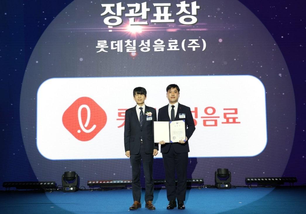 본문 이미지 - 사진왼쪽부터 안세창 기후에너지정책실장, 김지훈 롯데칠성음료 차량지원담당 매니저. &#40;롯데칠성음료 제공&#41;