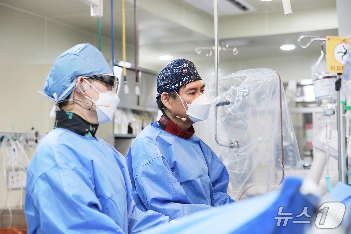 고려대학교 구로병원은 최근 국내외 전문가 160여 명이 참석한 가운데 &#39;제12회 고난이도 관상동맥 및 말초혈관동맥 중재시술 시연회&#40;CCI 2025&#41;&#39;를 진행했다고 18일 밝혔다.&#40;고려대학교 구로병원 제공&#41;