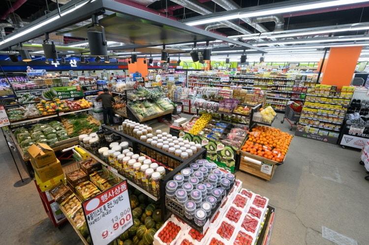 본문 이미지 - 외식업 소상공인의 생태계를 돕는 식자재 취급 매장 전경.&#40;한국식자재유통협회 제공&#41;