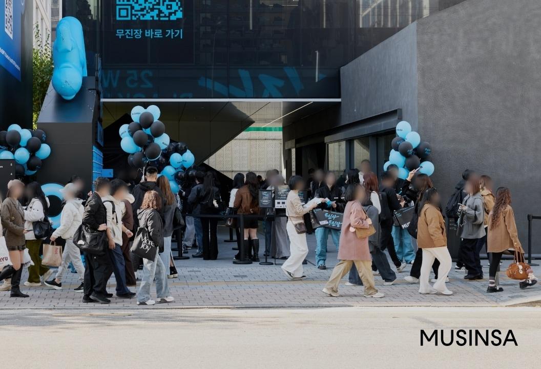 본문 이미지 - 무신사는 연간 최대 규모 온오프라인 할인 캠페인 '무신사 무진장 25 겨울 블랙프라이데이(무신사 무진장 겨울 블프)가 시작과 동시에 높은 고객 반응을 모으며 판매 호조를 보이고 있다.(무신사제공)