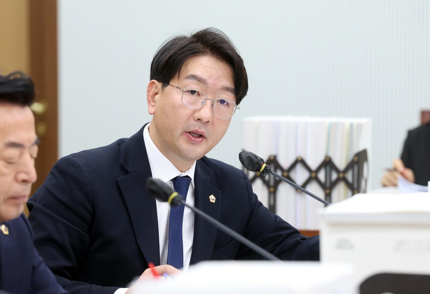 충남연구원을 상대로 행정사무감사에 나서는 구형서 의원.&#40;구형서 의원 제공. 재판매 및 DB금지&#41;/뉴스1