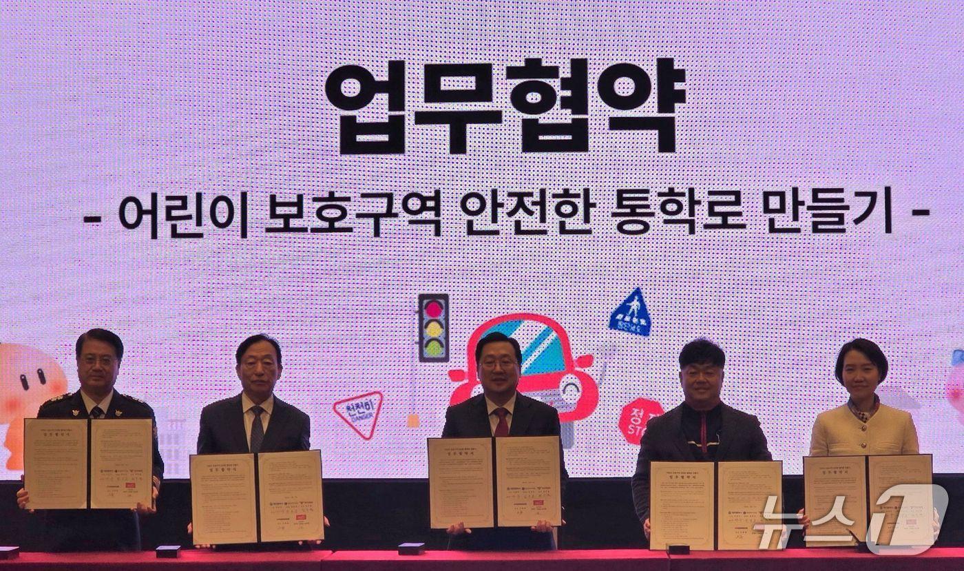 한국앤컴퍼니그룹이 17일 대전시청에서 공공기관들과 &#39;어린이 보호구역 안전한 통학로 만들기&#39; 업무협약을 체결했다. 왼쪽부터 최주원 대전경찰청장, 설동호 대전시교육감, 이장우 대전시장, 황금강 한국타이어앤테크놀로지 대전공장 제조담당, 정윤경 한국생활안전연합 기획처장&#40;한국앤컴퍼니그룹 제공&#41;. 2025.11.17.