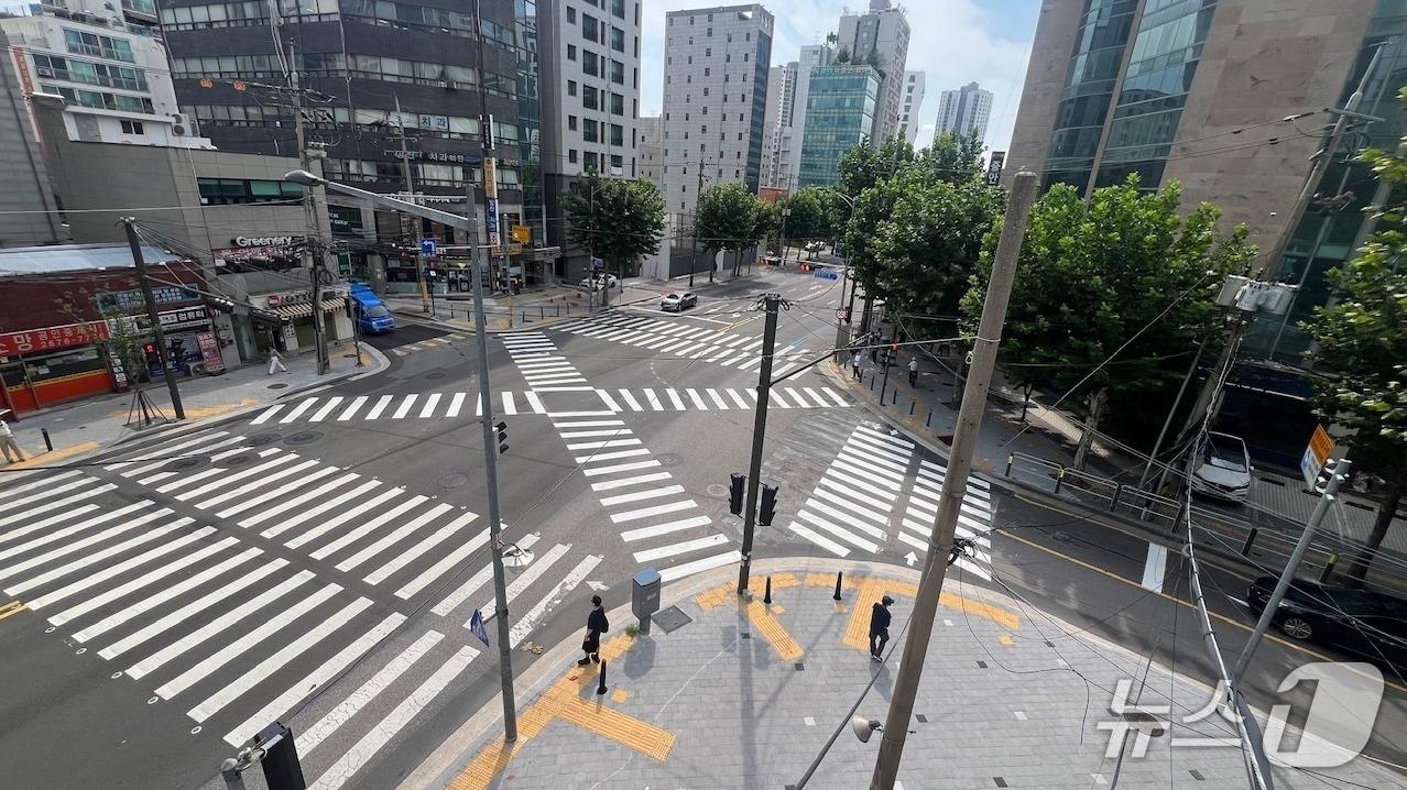 본문 이미지 - 당산동아아파트 교차로에 설치된 대각선 횡단보도.&#40;서울시 제공&#41;