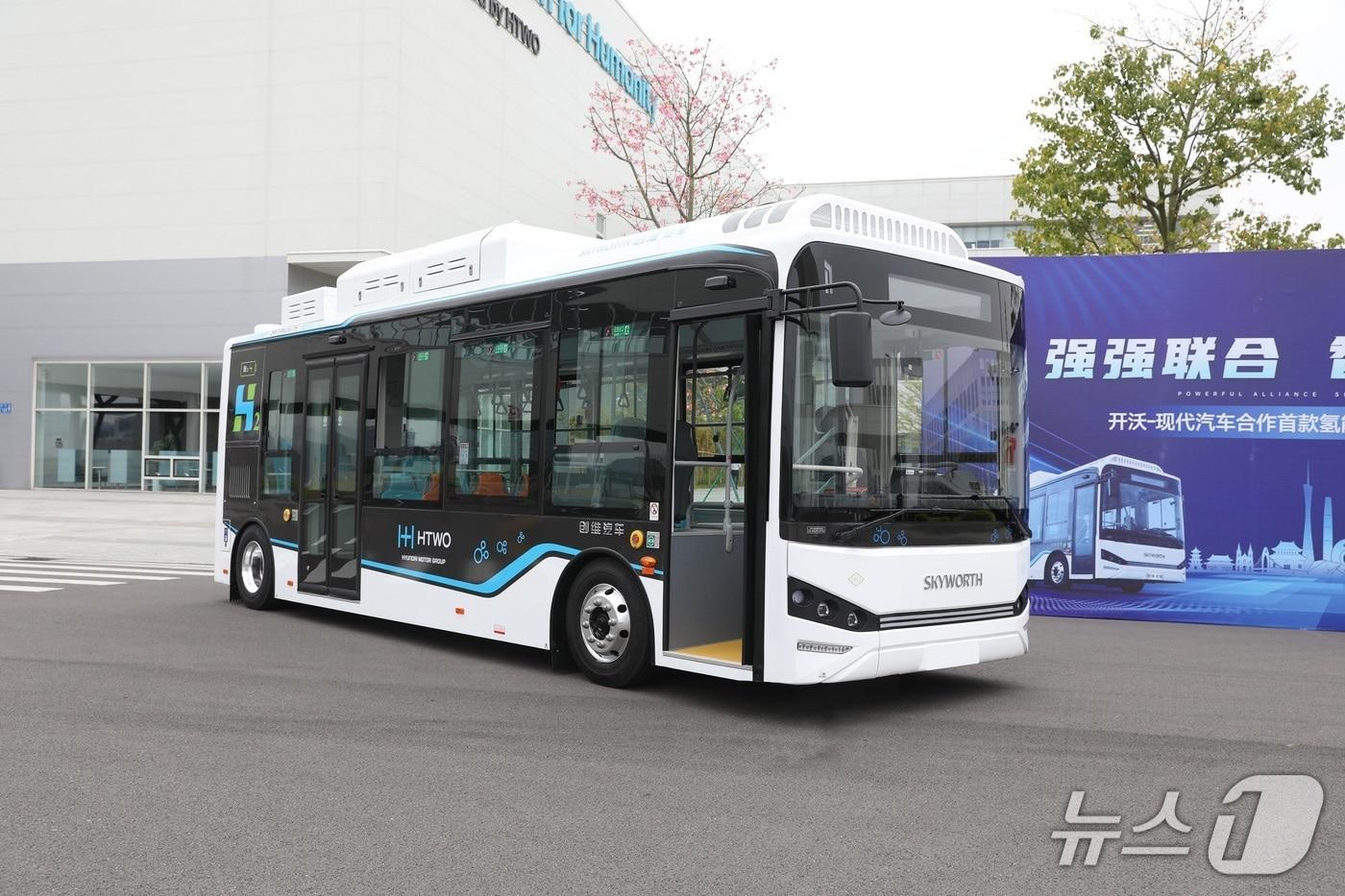  HTWO 광저우와 카이워그룹이 공동 개발한 8.5m 수소연료전지버스&#40;현대차그룹 제공&#41;