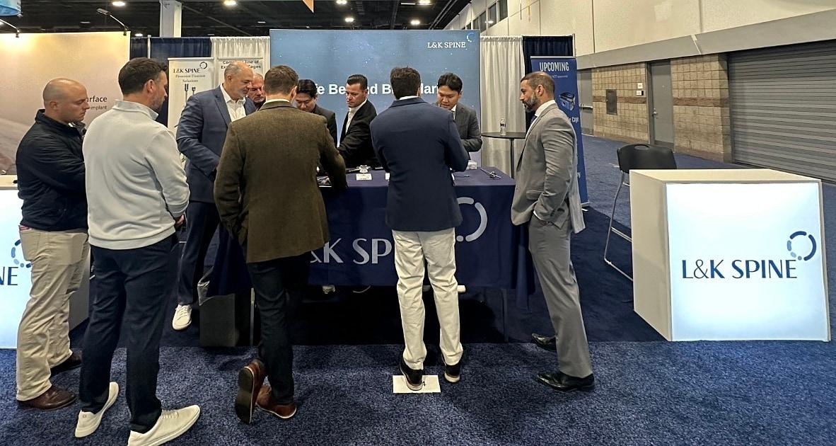 본문 이미지 -  엘앤케이 스파인이 &#39;NASS 2025&#39; 참가해 척추 관련 병원 의료진에게 제품을 설명하고 있는 모습. &#40;엘앤케이바이오메드 제공&#41;