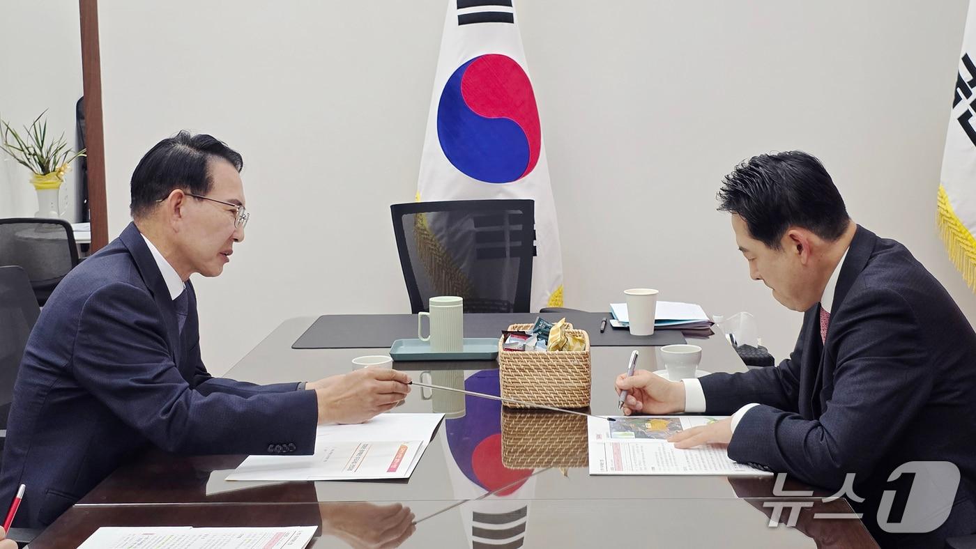 17일 이완섭 서산시장(왼쪽)이 국회를 찾아 장동혁 국민의힘 대표에게 서산의 주요 현안 사업을 설명하고 있다.(서산시 제공. 재판매 및 DB금지)2025.11.18/뉴스1