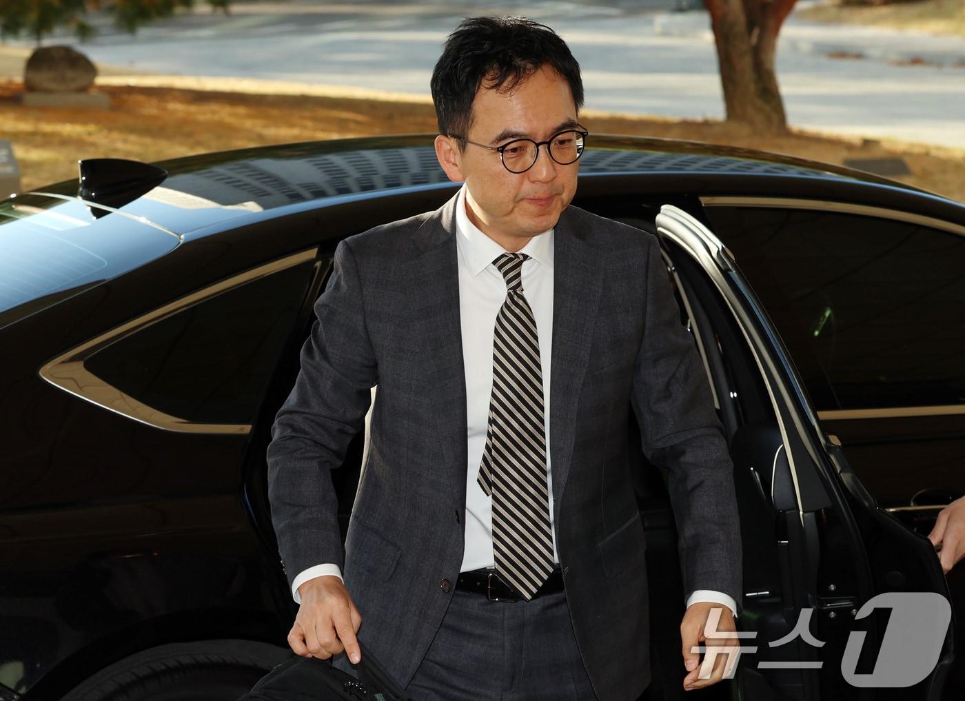 본문 이미지 - 구자현 검찰총장 직무대행이 18일 오전 서울 서초구 대검찰청으로 출근하고 있다. 2025.11.18/뉴스1 ⓒ News1 김명섭 기자