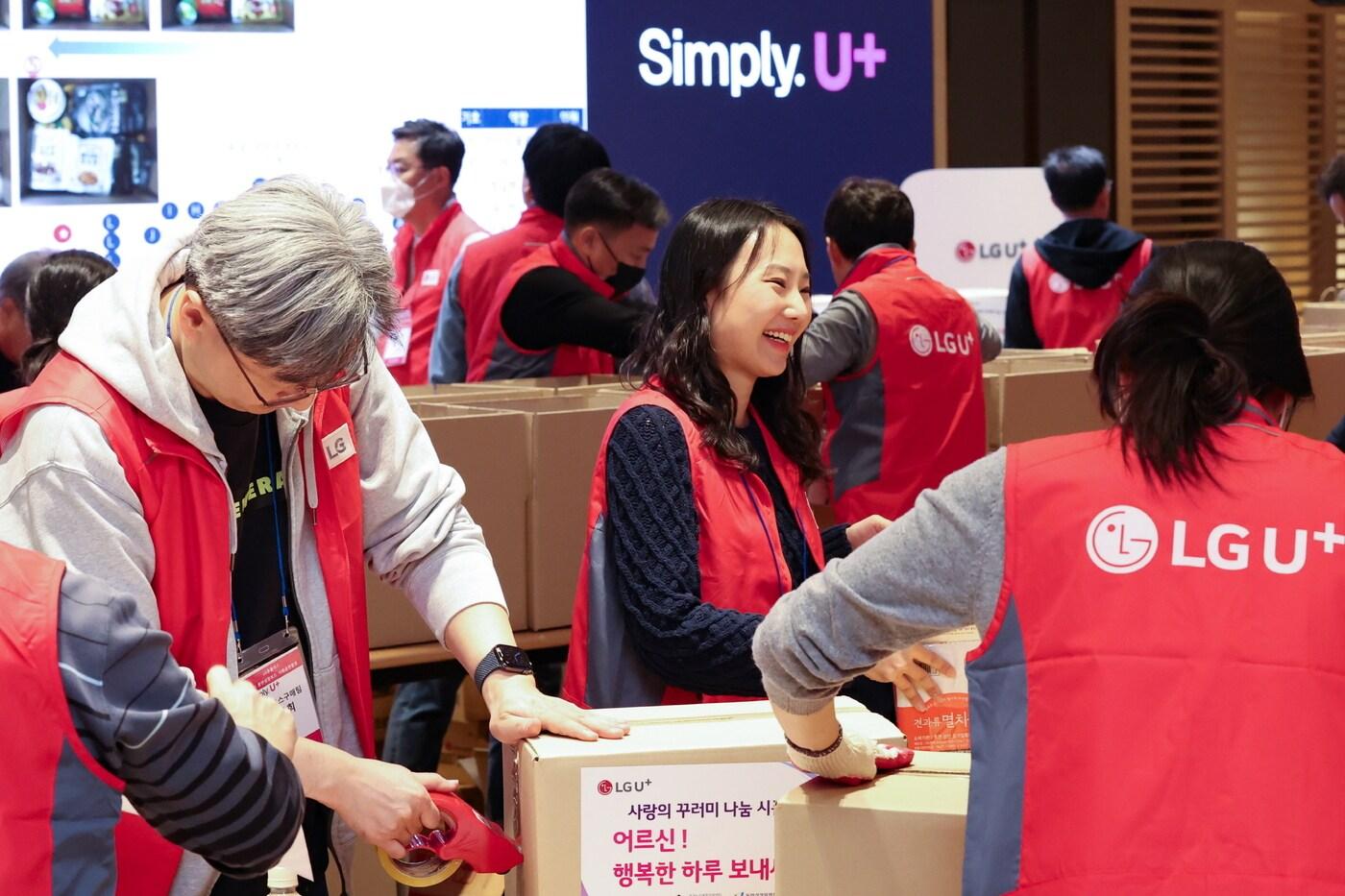 17일 LG유플러스 용산사옥에서 진행한 사랑의 꾸러미 행사 모습. &#40;LGU+ 제공&#41;