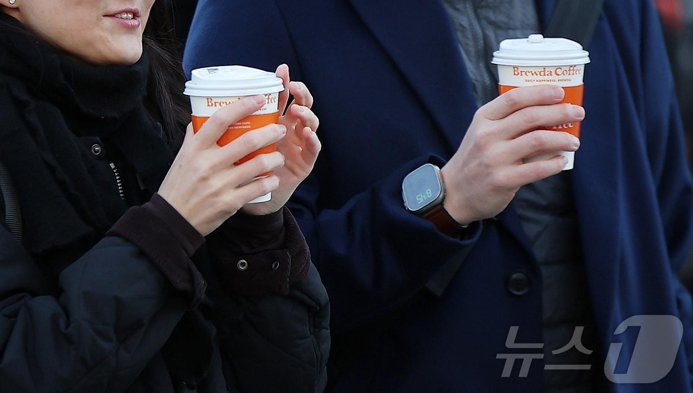 11월 18일 오전 서울 종로구 광화문네거리에서 두터운 옷차림을 시민들이 따뜻한 커피를 든 채 발걸음을 옮기고 있다. 2025.11.18/뉴스1 ⓒ News1 김진환 기자