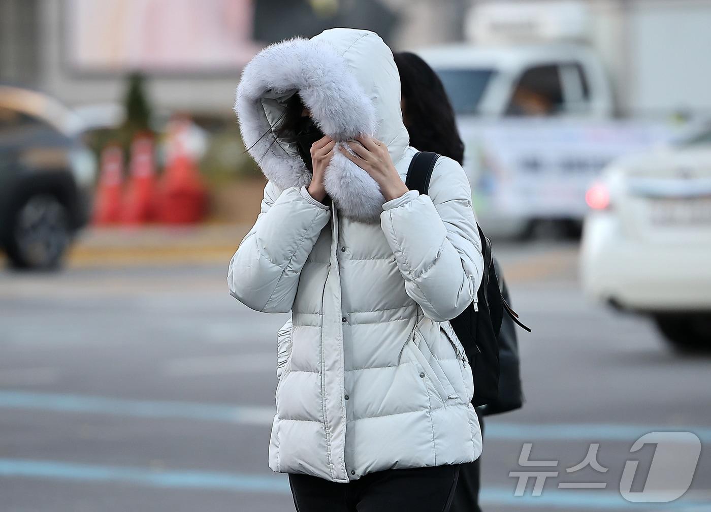 본문 이미지 - 추운 날씨를 보인 11월 18일 오전 서울 종로구 광화문네거리에서 두터운 옷차림을 한 시민이 발걸음을 옮기고 있다. 2025.11.18/뉴스1 ⓒ News1 김진환 기자