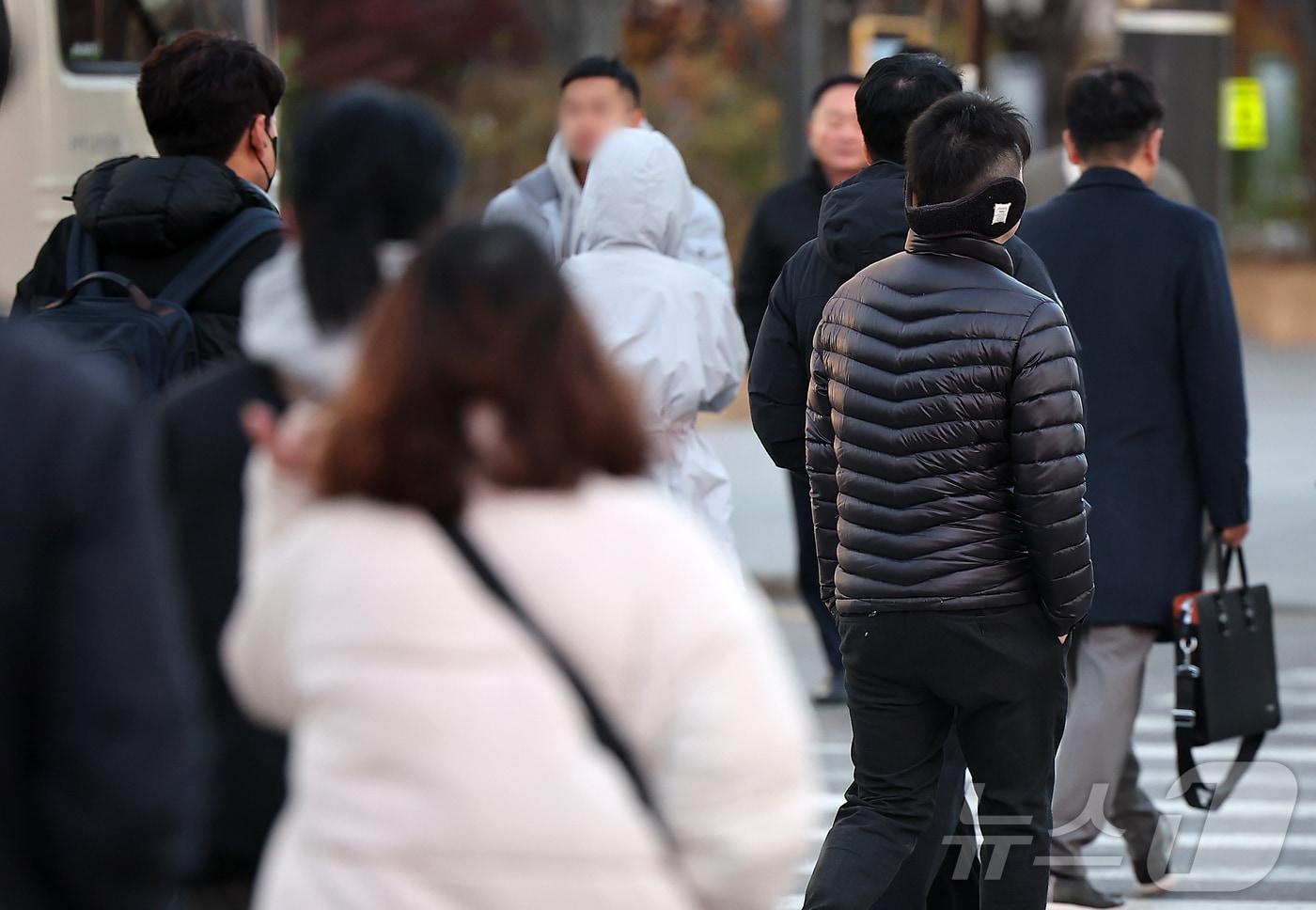 아침 기온이 전날보다 5~10도 가량 큰 폭으로 떨어져 추운 날씨를 보인 18일 오전 서울 종로구 광화문네거리에서 두꺼운 옷차림을 시민들이 발걸음을 옮기고 있다. 2025.11.18/뉴스1 ⓒ News1 김진환 기자