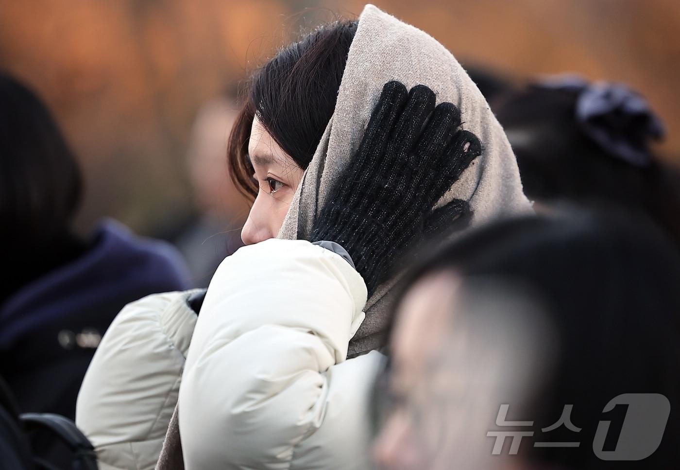 아침 기온이 전날보다 5~10도 가량 큰 폭으로 떨어져 추운 날씨를 보인 18일 오전 서울 종로구 광화문네거리에서 두터운 옷차림을 한 시민이 발걸음을 옮기고 있다. 2025.11.18/뉴스1 ⓒ News1 김진환 기자