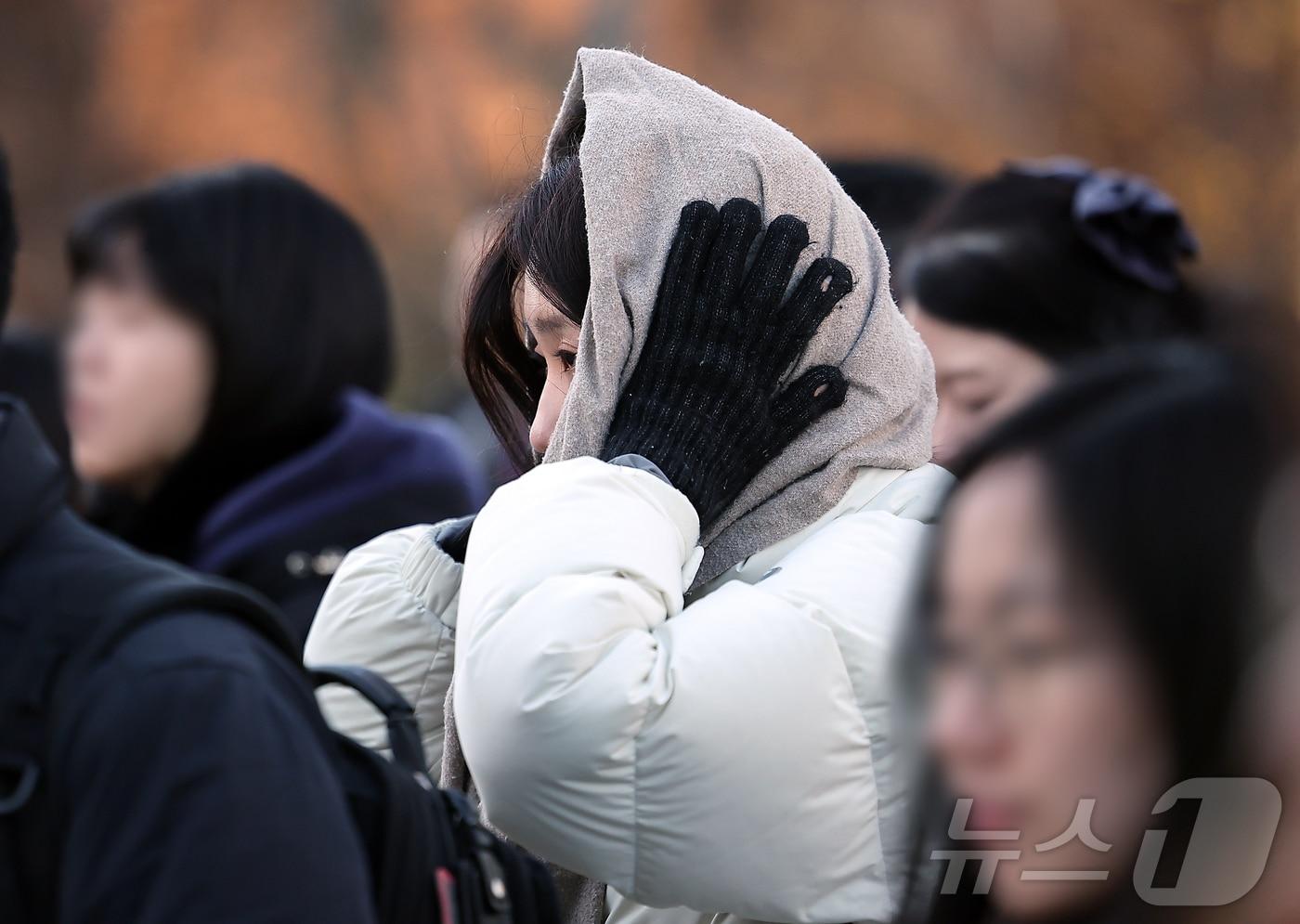 아침 기온이 전날보다 5~10도 가량 큰 폭으로 떨어져 추운 날씨를 보인 18일 오전 서울 종로구 광화문네거리에서 두터운 옷차림을 한 시민이 발걸음을 옮기고 있다. 2025.11.18/뉴스1 ⓒ News1 김진환 기자