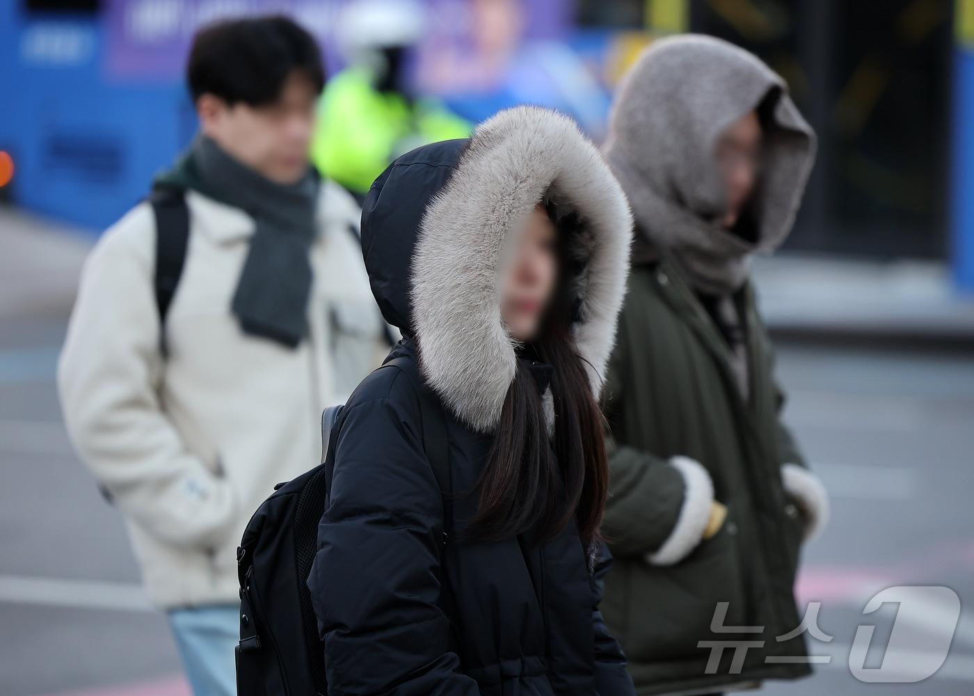 본문 이미지 - 아침 기온이 전날보다 5~10도 가량 큰 폭으로 떨어져 추운 날씨를 보인 18일 오전 서울 종로구 광화문네거리에서 두터운 옷차림을 시민들이 발걸음을 옮기고 있다. 2025.11.18/뉴스1 ⓒ News1 김진환 기자