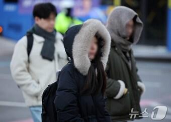 본문 이미지 - 아침 기온이 전날보다 5~10도 가량 큰 폭으로 떨어져 추운 날씨를 보인 18일 오전 서울 종로구 광화문네거리에서 두터운 옷차림을 시민들이 발걸음을 옮기고 있다. 2025.11.18/뉴스1 ⓒ News1 김진환 기자