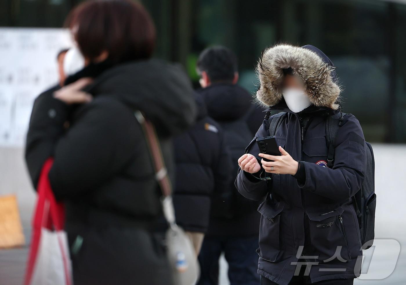 아침 기온이 전날보다 5~10도 가량 큰 폭으로 떨어져 추운 날씨를 보인 11월 18일 오전 서울 종로구 광화문네거리에서 두꺼운 옷차림을 시민들이 발걸음을 옮기고 있다. 2025.11.18/뉴스1 ⓒ News1 김진환 기자
