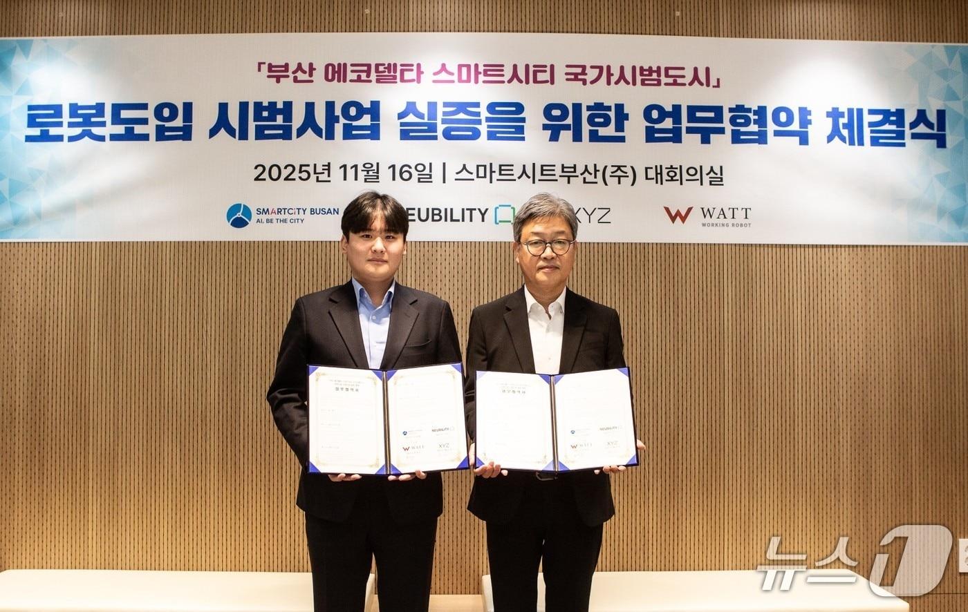 본문 이미지 - 이상민 뉴빌리티 대표(왼쪽)와 이계형 스마트시티부산 대표가 업무협약 체결 후 기념사진을 촬영하고 있다.(뉴빌리티 제공)