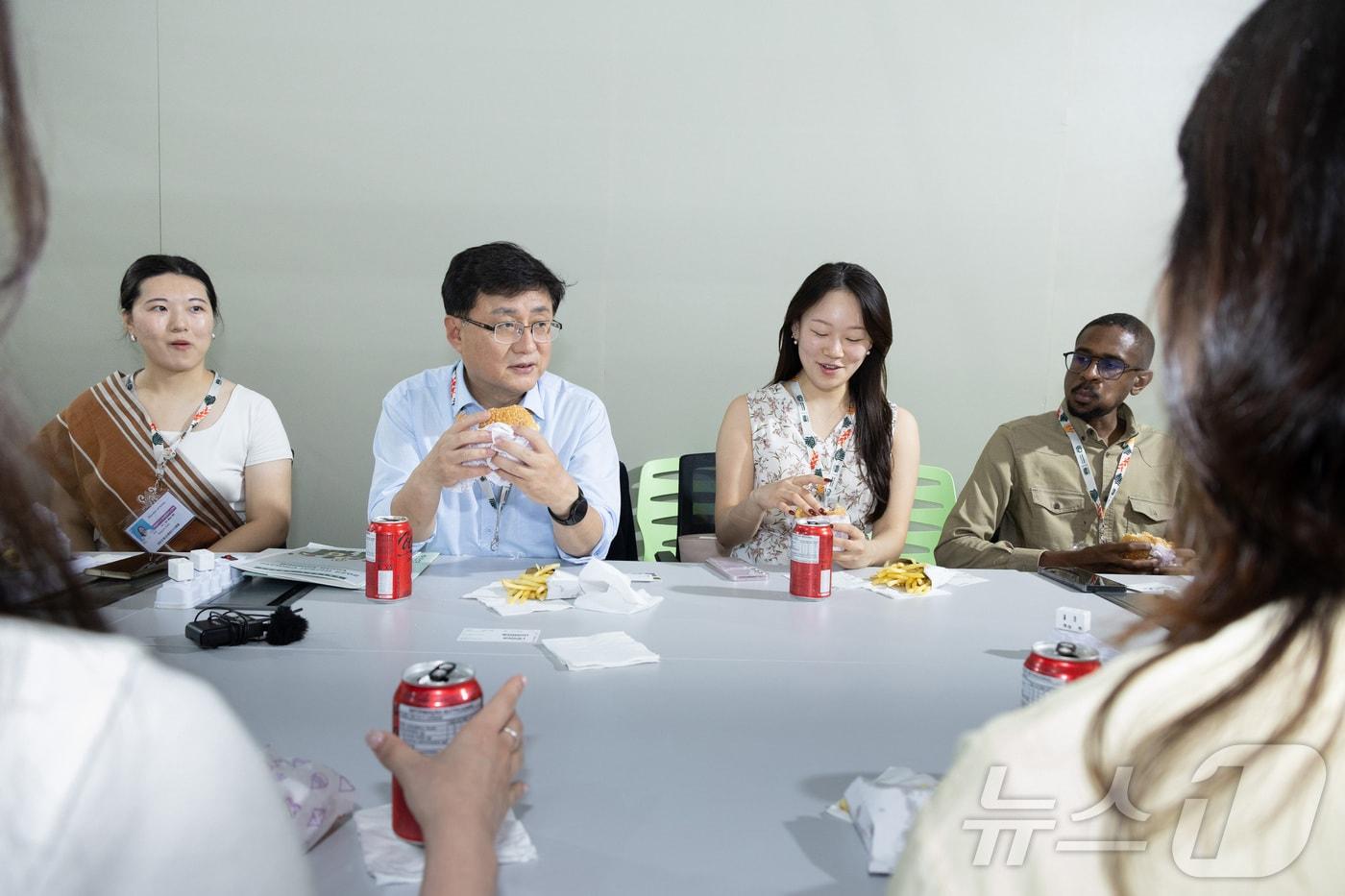 김성환 기후에너지환경부장관이 17일(현지시각) 제30차 유엔기후변화협약당사국총회(COP30)가 열리고 있는 브라질 벨렝에서 국회기후변화포럼 청년대표단, 경희대 후마니타스, GYCC 등 COP30에 참석한 청년들과 오찬을 함께하며 환경정책과 방향에 대해 논의 하고 있다. (기후에너지환경부 제공. 재판매 및 DB 금지) 2025.11.18/뉴스1