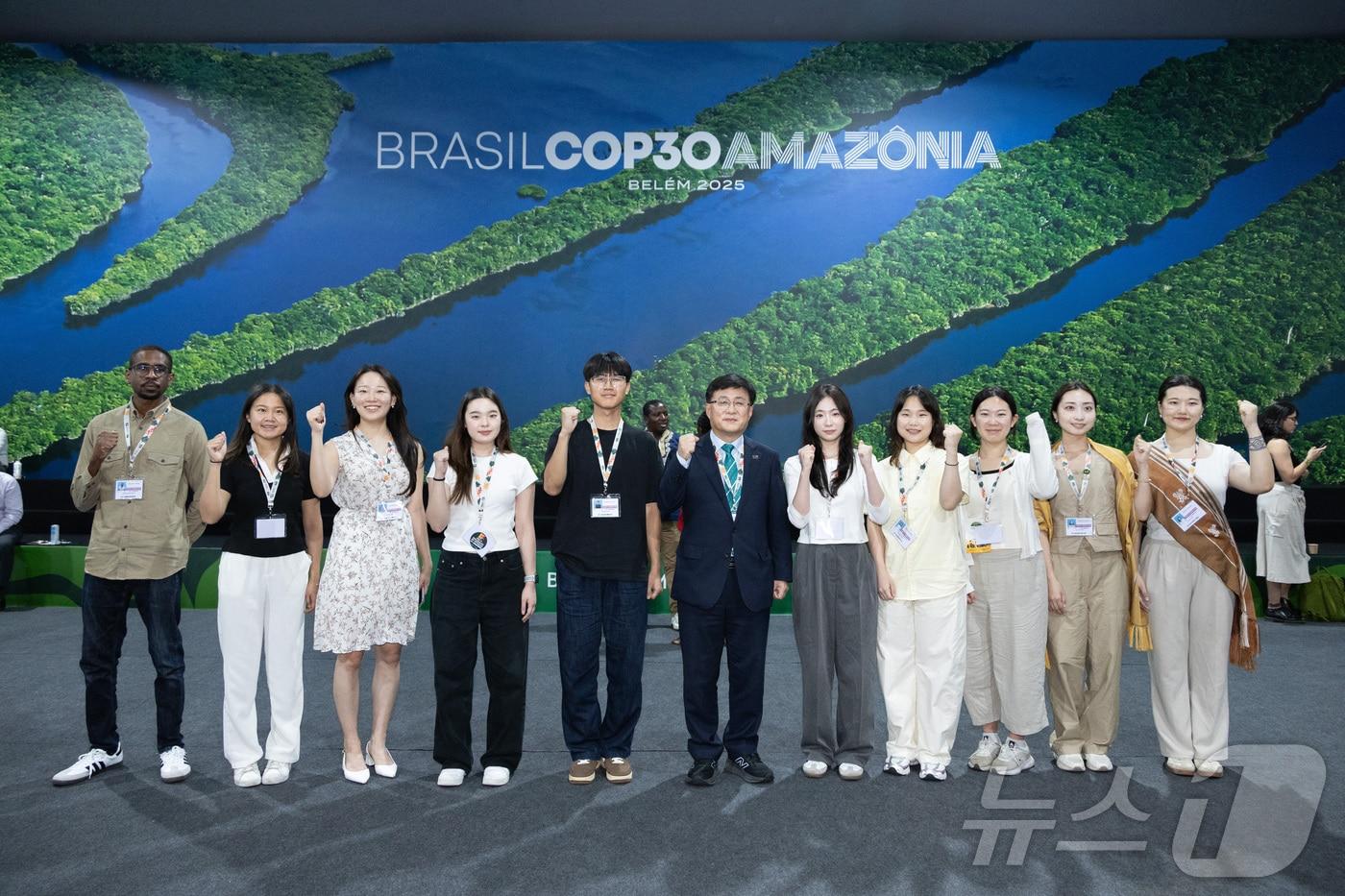 본문 이미지 - 김성환 기후에너지환경부장관이 제30차 유엔기후변화협약당사국총회(COP30)가 열리고 있는 브라질 벨렝에서 국회기후변화포럼 청년대표단, 경희대 후마니타스, GYCC 등 COP30에 참석한 청년들과 오찬을 함께하며 환경정책과 방향에 대해 논의한 후 기념 사진 촬영을 하고 있다. ⓒ News1